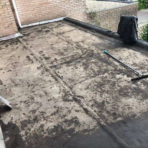 Schoonmaken van een plat dak in Schijndel